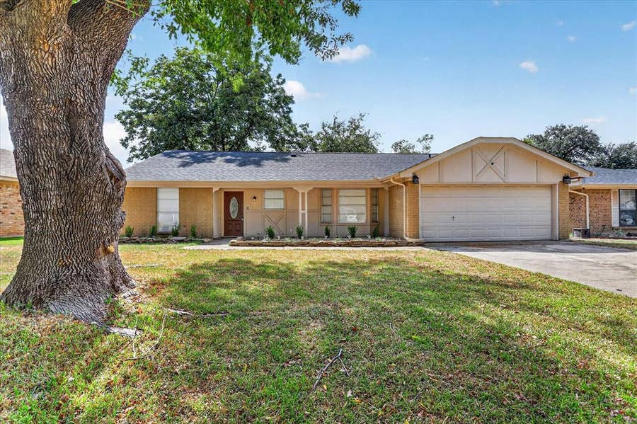 Property photo for 1016 Westminster Lane, Mansfield, TX