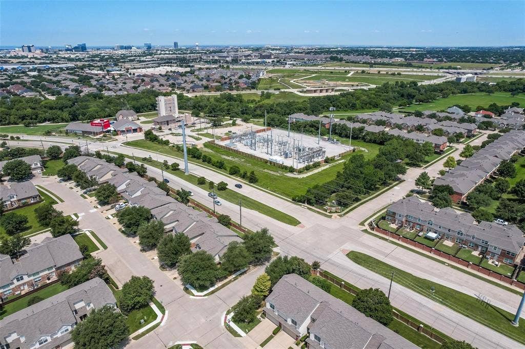4541 Woodsboro Lane, Plano, TX 75024 Established residential community with multiple rows of townhomes and ample green spaces