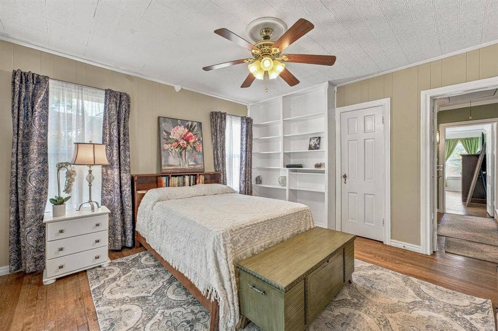 Second bedroom.