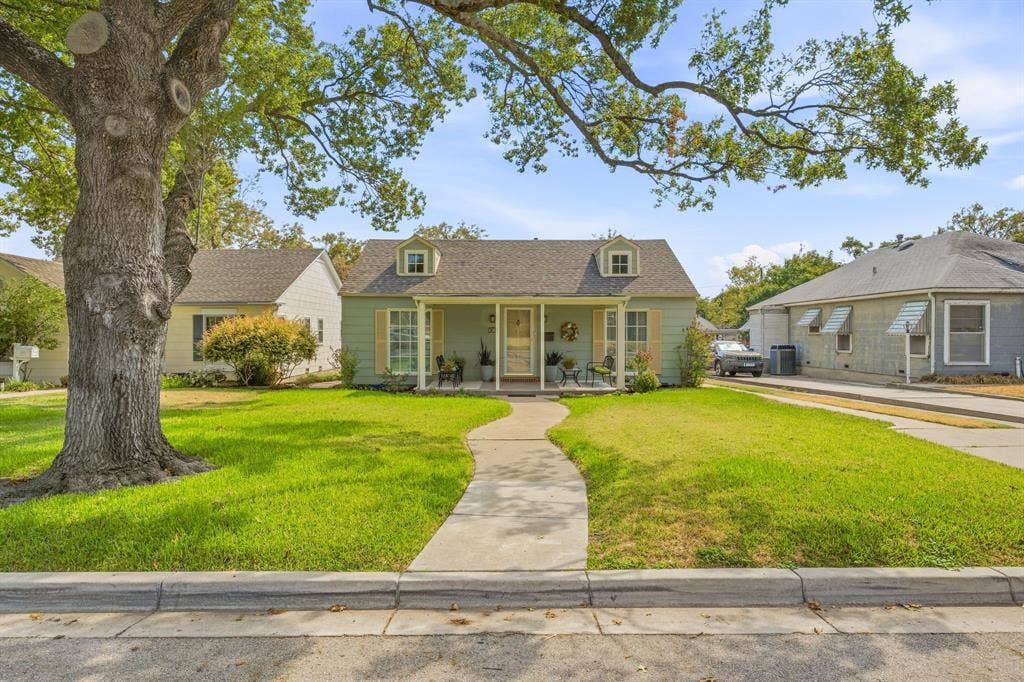 Street view of front of home.
