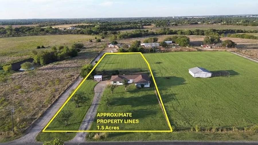 Property photo for 203 Farrar Road, Waxahachie, TX