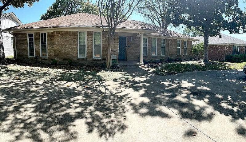 Property photo for 9406 Hunters Creek Drive, Dallas, TX