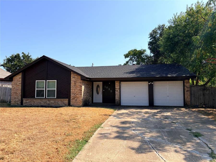 Property photo for 1025 Fox River Lane, Fort Worth, TX