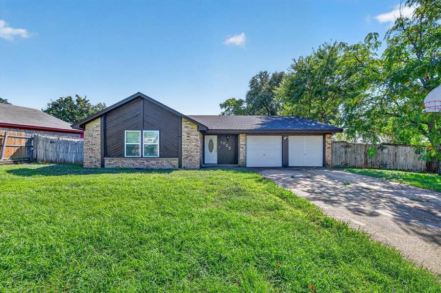 Property photo for 1025 Fox River Lane, Fort Worth, TX