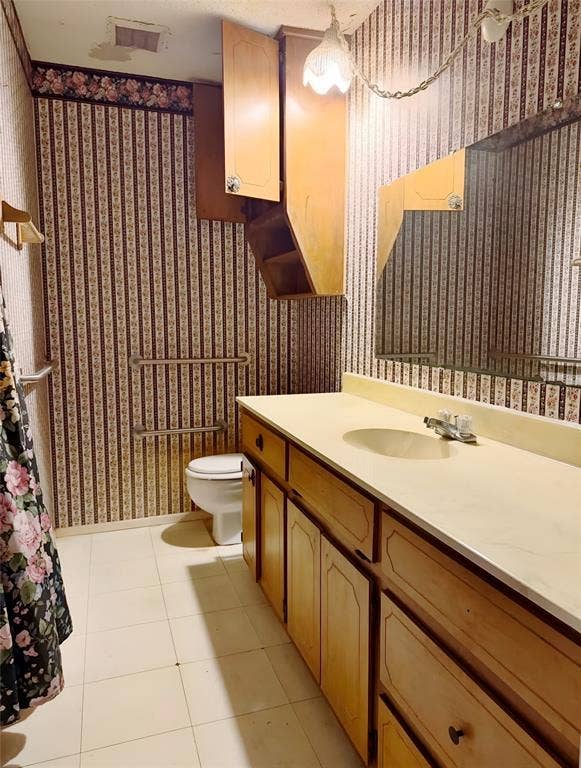 148 Crockett Lane, Hewitt, TX 76643 Generous full bathroom with ample counter space and convenient access to the bedrooms.