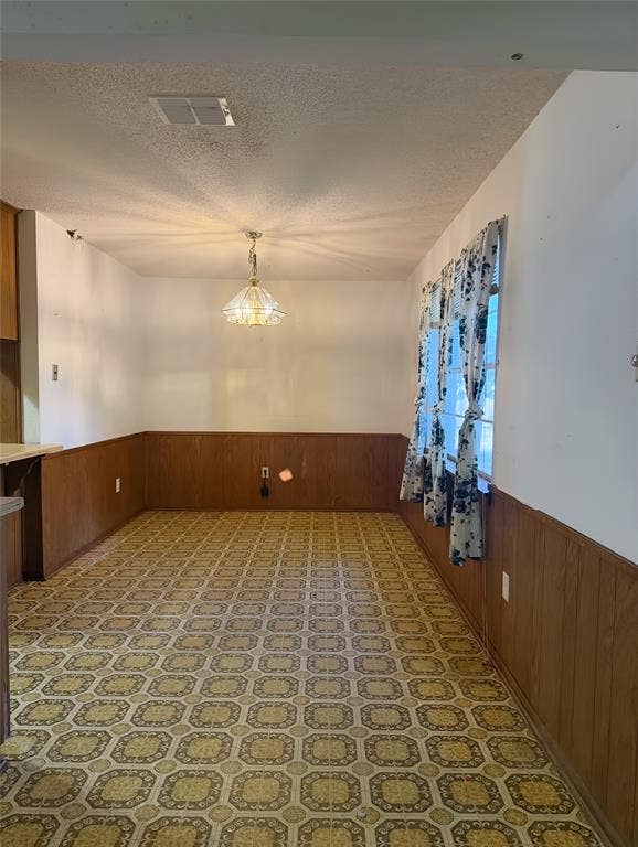 148 Crockett Lane, Hewitt, TX 76643 This roomy dining room has ample floor space to accommodate a dining table and chairs and a full size china cabinet or buffet.