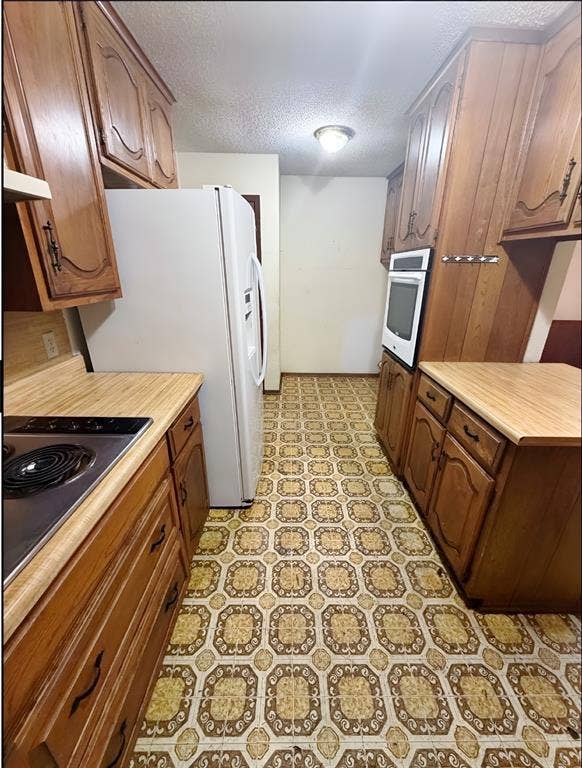 148 Crockett Lane, Hewitt, TX 76643 Multi-purpose utility space off of the kitchen for a all-in-one kitchen, laundry and pantry area