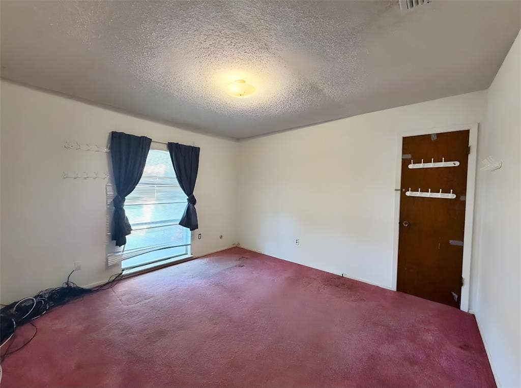 148 Crockett Lane, Hewitt, TX 76643 A 12' 6" x 11'2" bedroom offers enough space to comfortably serve as either a bedroom or a nice study.