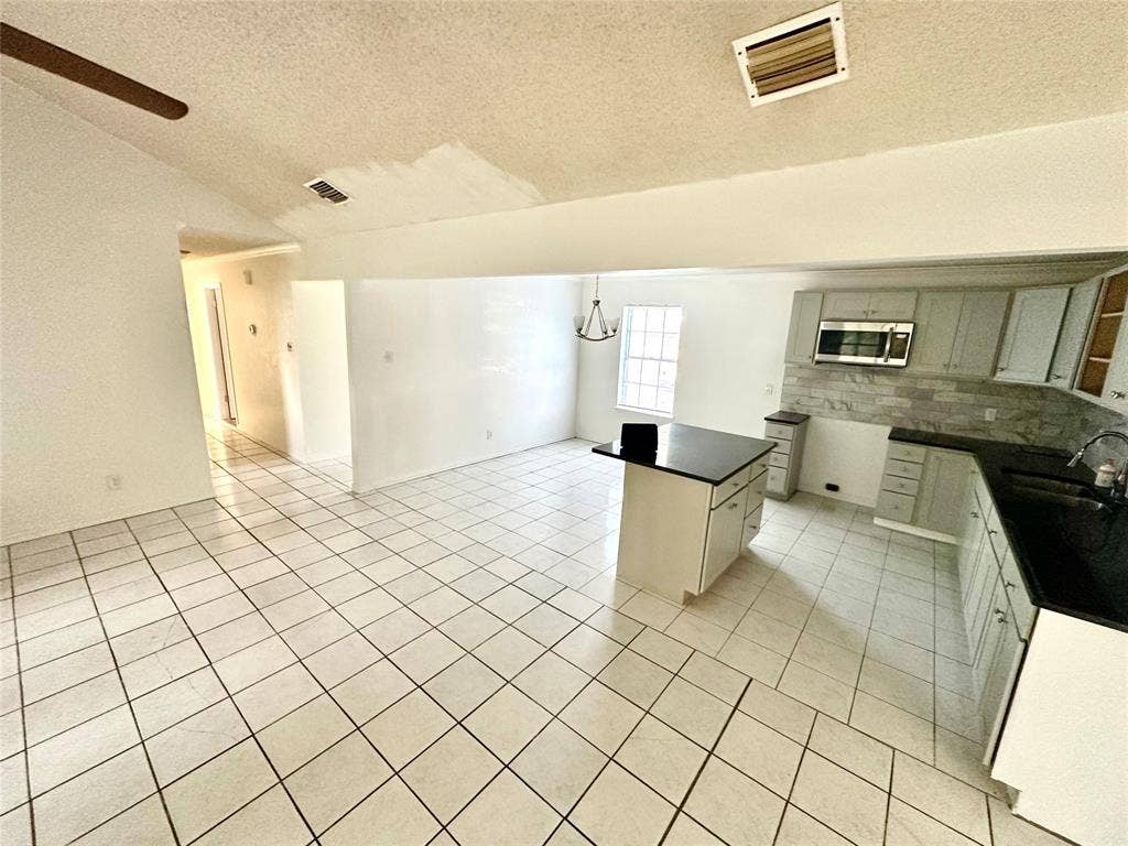713 Rolling Hills Drive, Hewitt, TX 76643