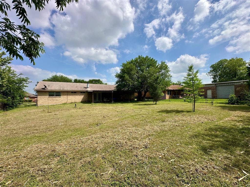 713 Rolling Hills Drive, Hewitt, TX 76643