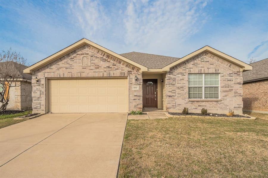 Property photo for 10541 Rising Knoll Lane, Fort Worth, TX
