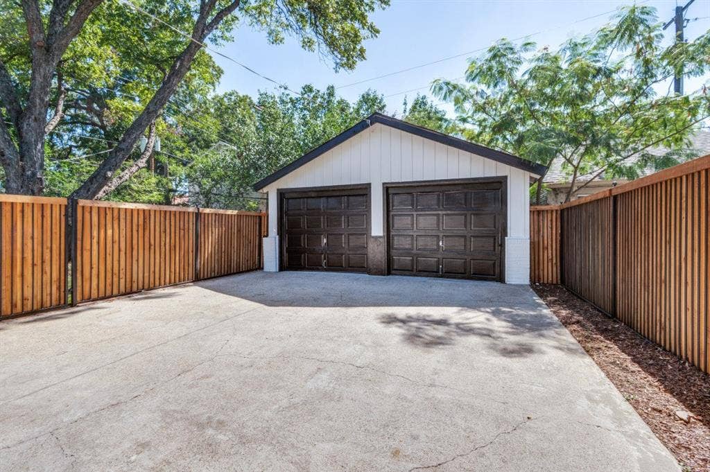 2013 Huntington Lane, Fort Worth, TX 76110