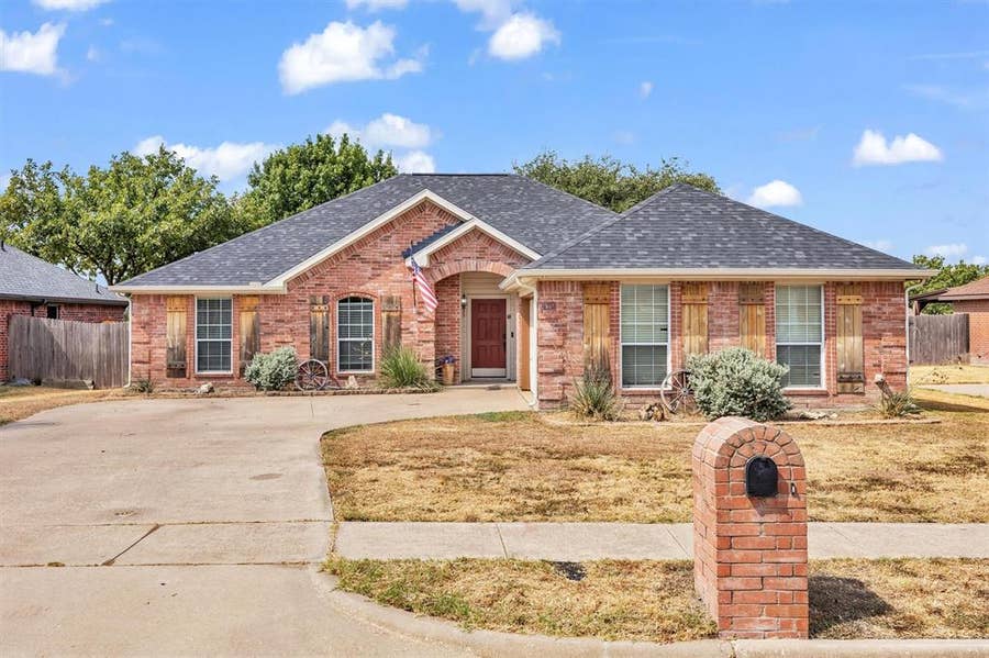 Property photo for 419 River Oaks Boulevard, Waxahachie, TX