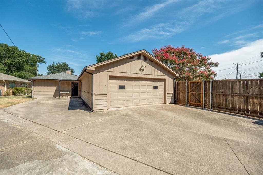 Parking for SIX - Cars can go in the garage; other cars, RV, and a boat can go on uncovered cement areas.
