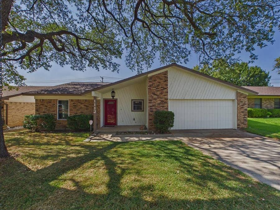 Property photo for 1112 Fox River Lane, Fort Worth, TX