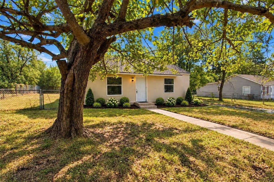 Property photo for 1504 S Travis Avenue, Denison, TX