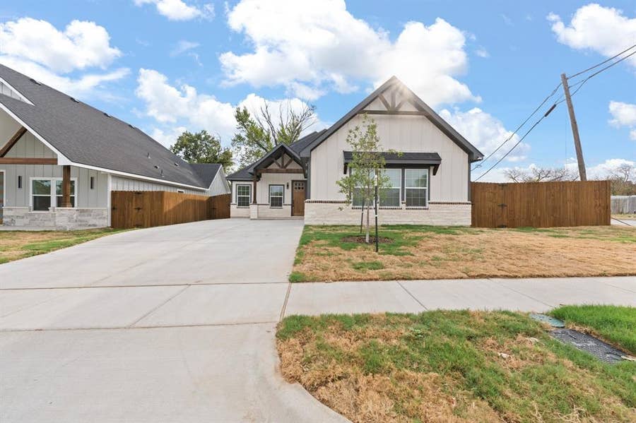 Property photo for 813 Tierney Road, Fort Worth, TX