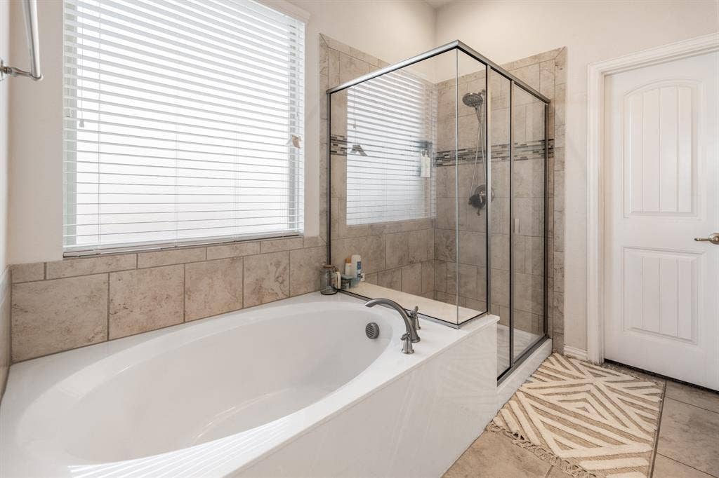 3605 Barby Court, Midlothian, TX 76065 Soaking tub with deck-mounted faucet