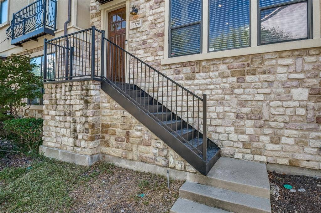 5720 Robbie Road, Plano, TX 75024 Front entry view