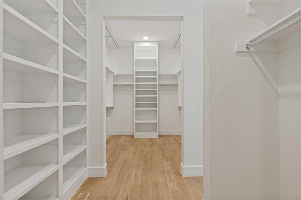 5441 Ellsworth Avenue, Dallas, TX 75206 Primary closet