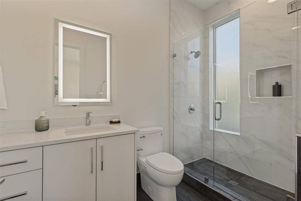 5441 Ellsworth Avenue, Dallas, TX 75206 Bedroom 2 bath