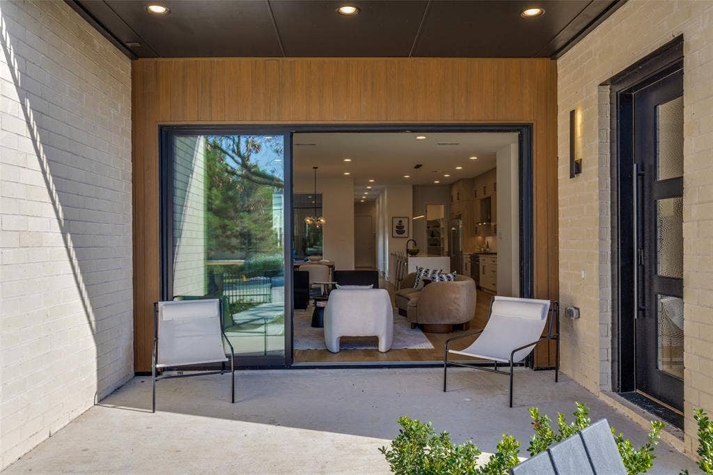 5441 Ellsworth Avenue, Dallas, TX 75206 Front patio