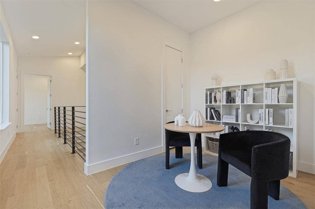 5441 Ellsworth Avenue, Dallas, TX 75206 Upstairs loft can be additional office, workout area, or seating area.