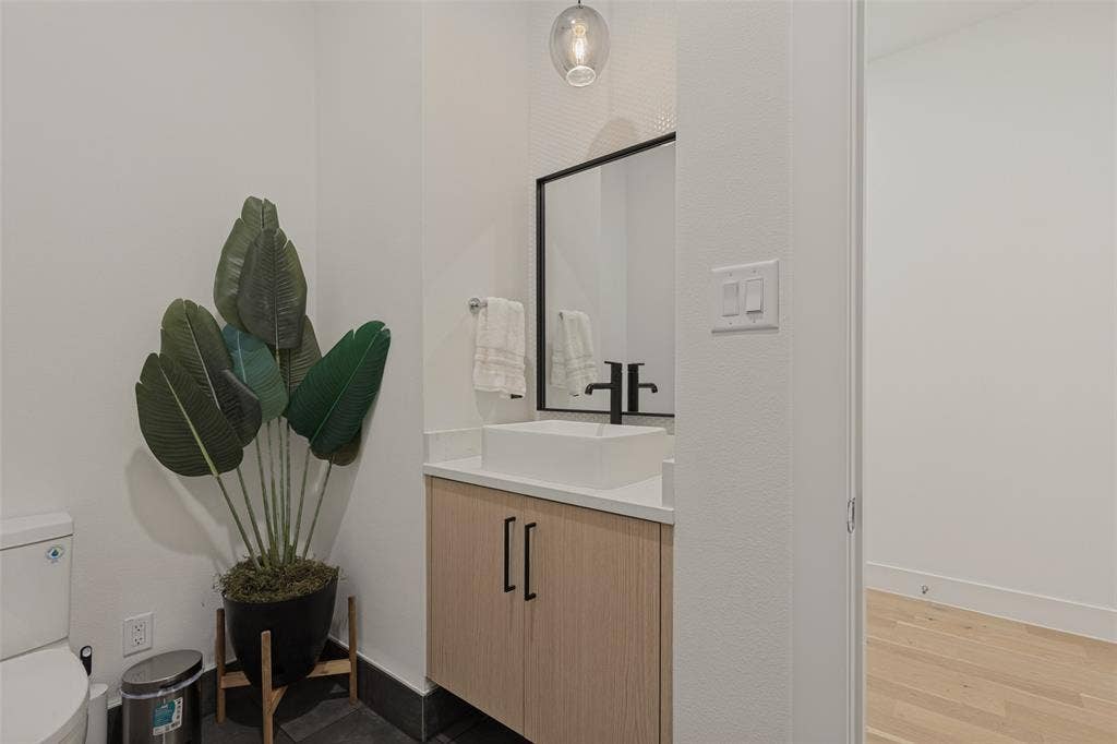 5441 Ellsworth Avenue, Dallas, TX 75206 Downstairs half bath