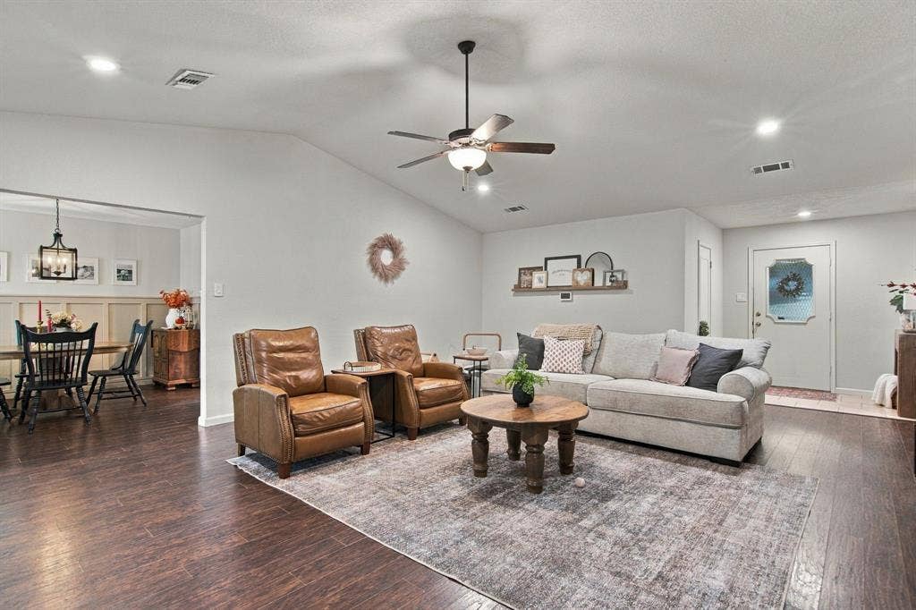 6832 Lyndale Drive, Watauga, TX 76148 6832 Lyndale Drive, Watauga, TX 76148
