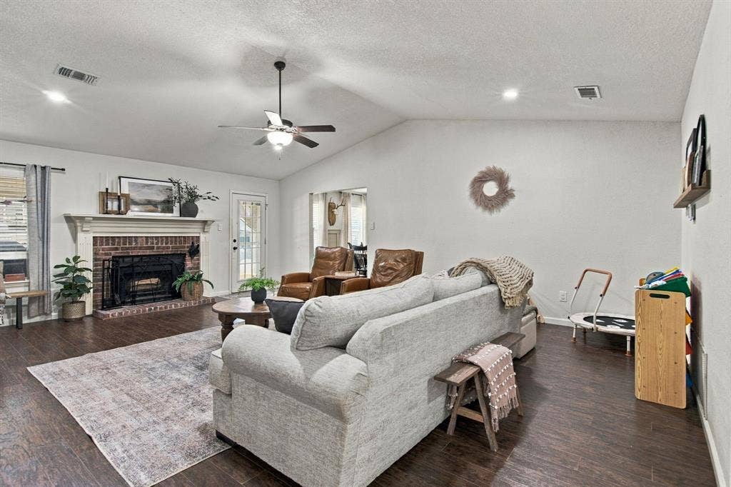 6832 Lyndale Drive, Watauga, TX 76148 6832 Lyndale Drive, Watauga, TX 76148