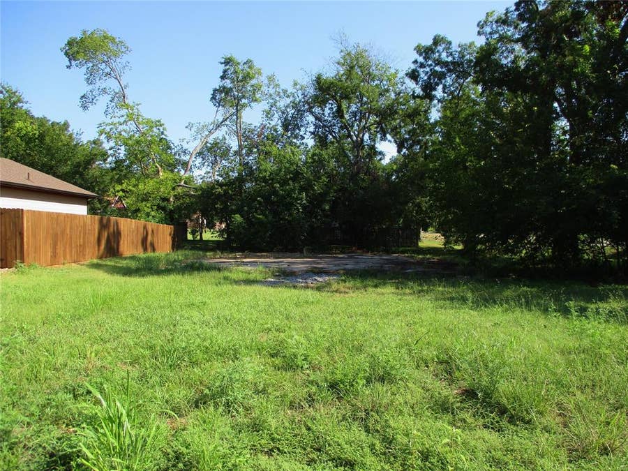 Property photo for 809 E 7th Street, Bonham, TX