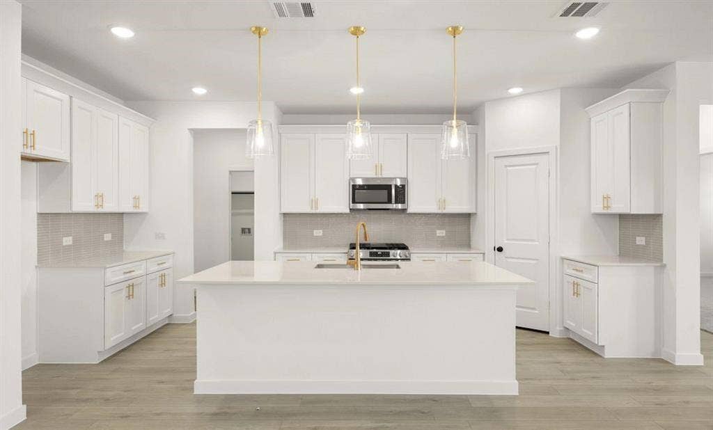 633 Tyronza Drive, Justin, TX 76247 Kitchen Representative Photo featuring the Serene Collection