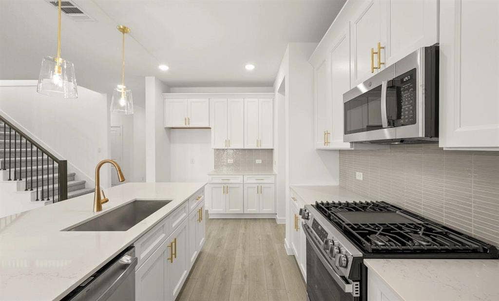 633 Tyronza Drive, Justin, TX 76247 Kitchen Representative Photo featuring the Serene Collection