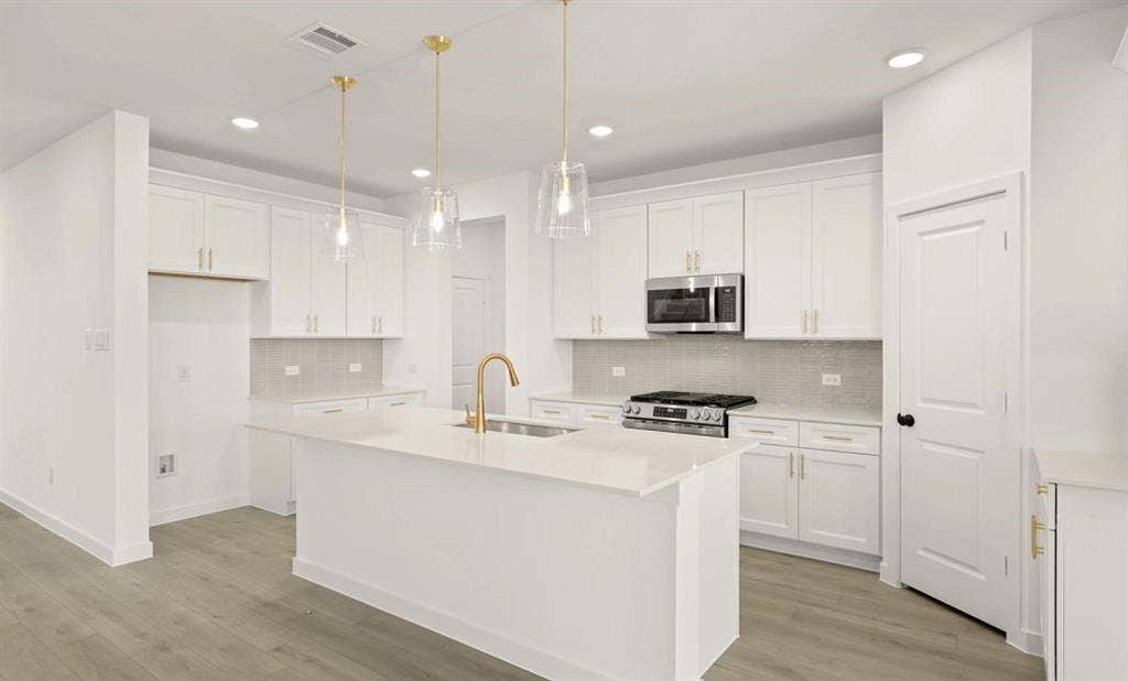 633 Tyronza Drive, Justin, TX 76247 Kitchen Representative Photo featuring the Serene Collection