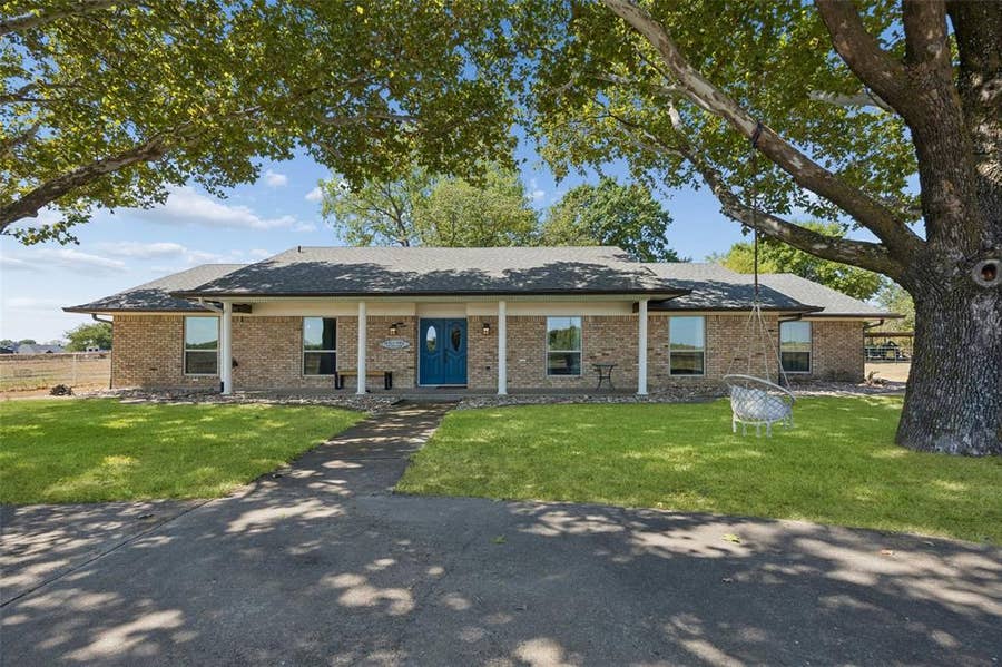 Property photo for 101 Laguna Vista Drive, Waxahachie, TX