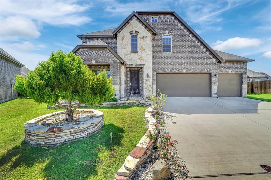Property photo for 810 Acadia Court, Fate, TX