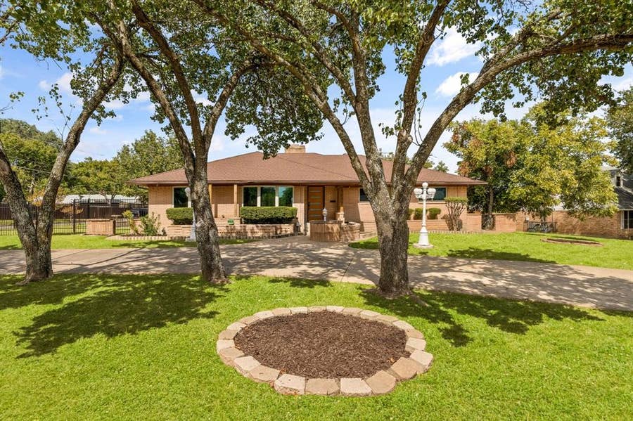 Property photo for 1433 W Red Bird Lane, Dallas, TX