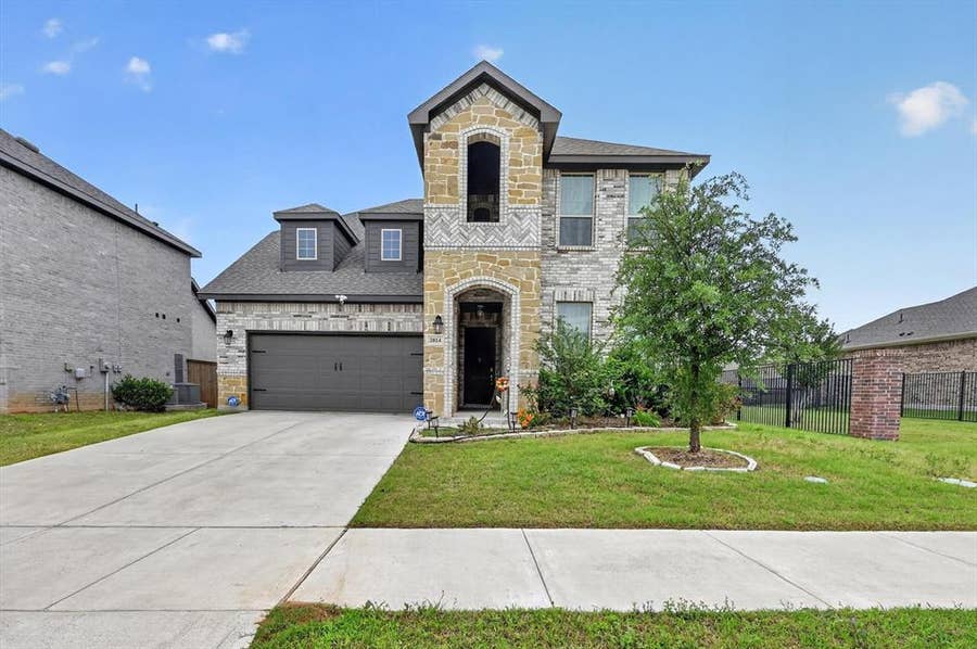 Property photo for 2814 Grand Lookout Lane, Arlington, TX