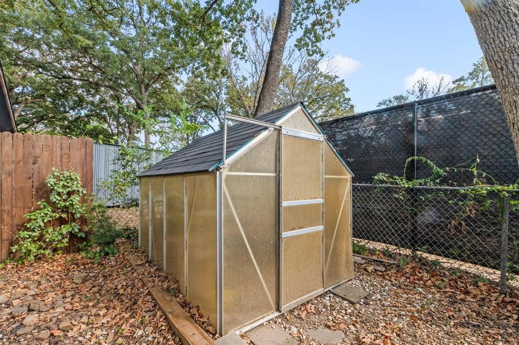 303 S Bay Circle, Mabank, TX 75156 Green house