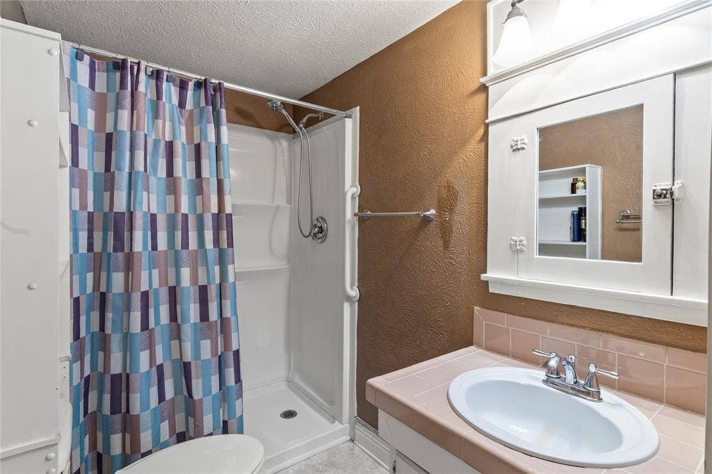303 S Bay Circle, Mabank, TX 75156 303 S Bay Circle, Mabank, TX 75156