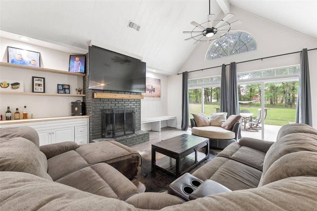 109 Enchanted Drive, Enchanted Oaks, TX 75156
