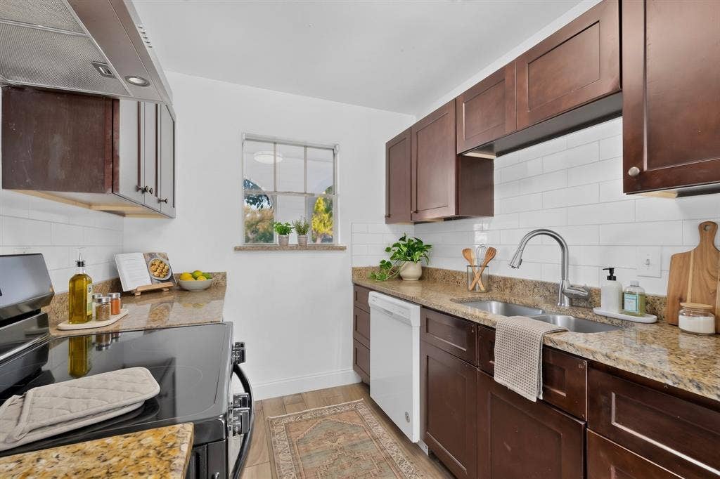 1512 Bay Shore Drive, Garland, TX 75040 Virtually staged kitchen