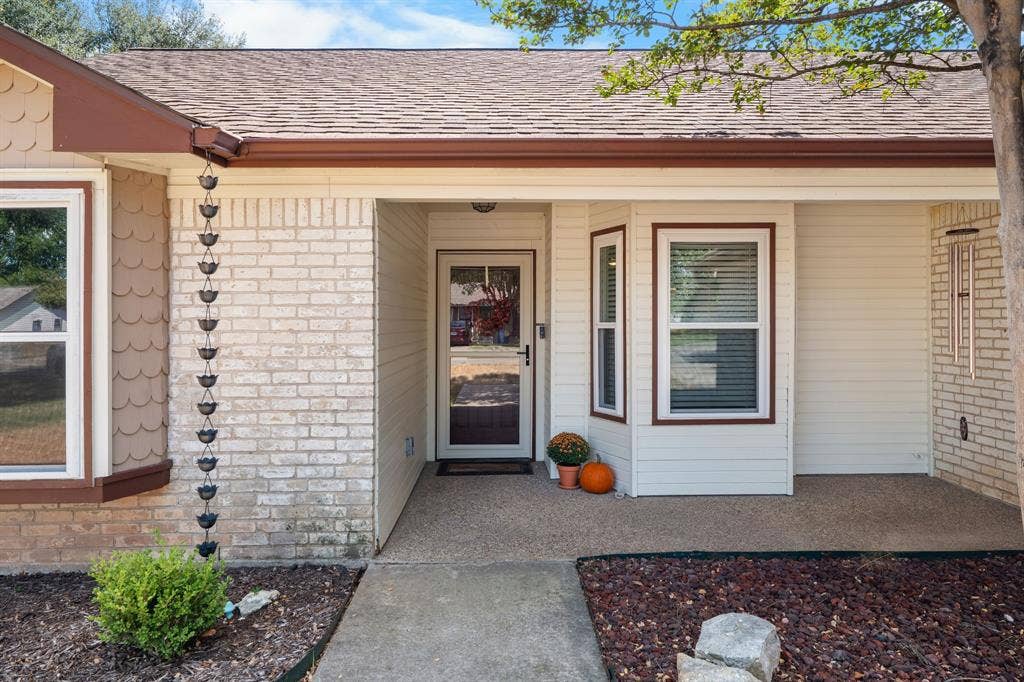 10712 Apache Drive, Waco, TX 76712 Brick and siding exterior with a covered entry, decorative rain chain, and bay window