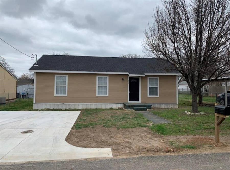 Property photo for 670 W Oak Street, Stephenville, TX