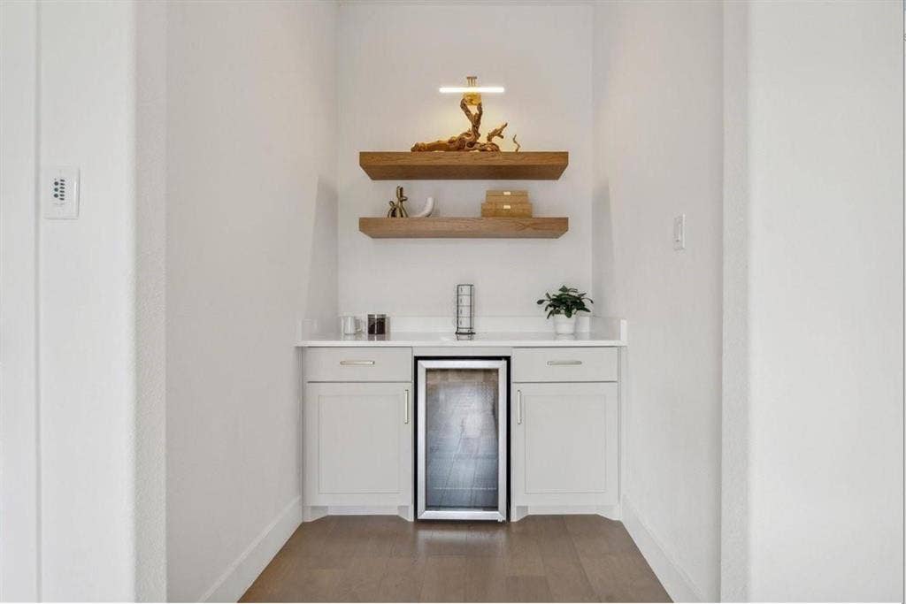 1750 Greenwood Court, Prosper, TX 75078 Integrated beverage cooler with frosted glass door