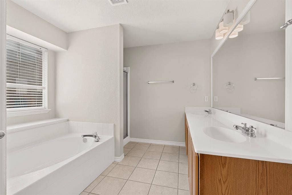1214 Lake Trail Court, Wylie, TX 75098 Large bathroom space