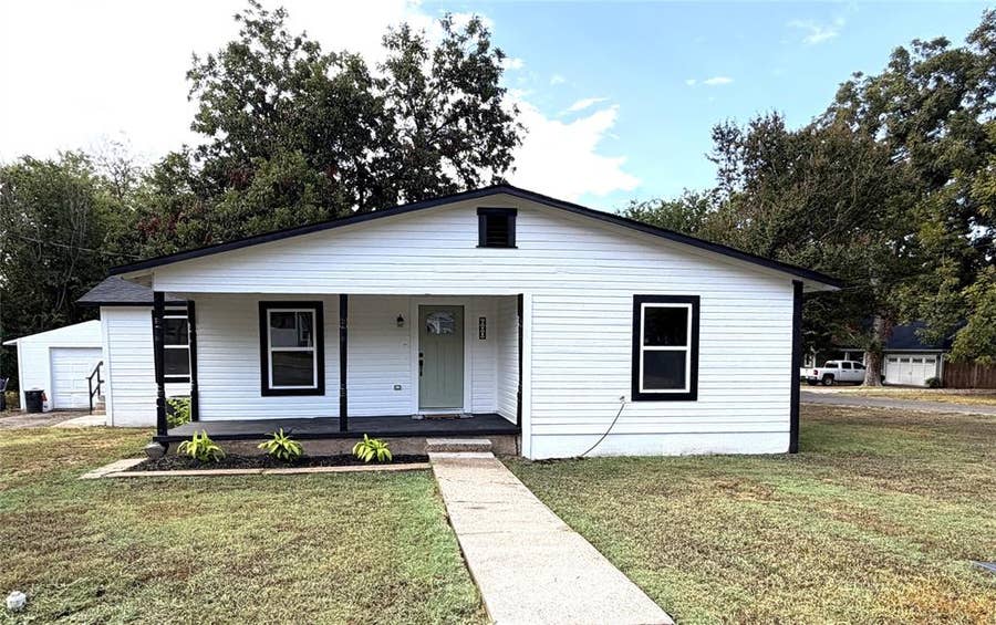 Property photo for 600 Scurlock Street, Grandview, TX