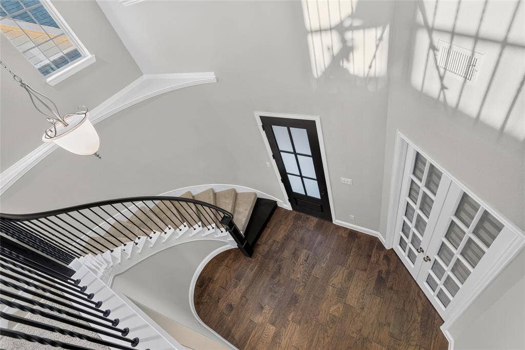 14027 Wheatfield Lane, Frisco, TX 75035 Beautiful curved staircase