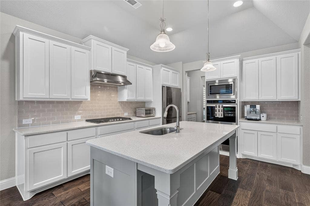 14027 Wheatfield Lane, Frisco, TX 75035 Exceptionally maintained kitchen