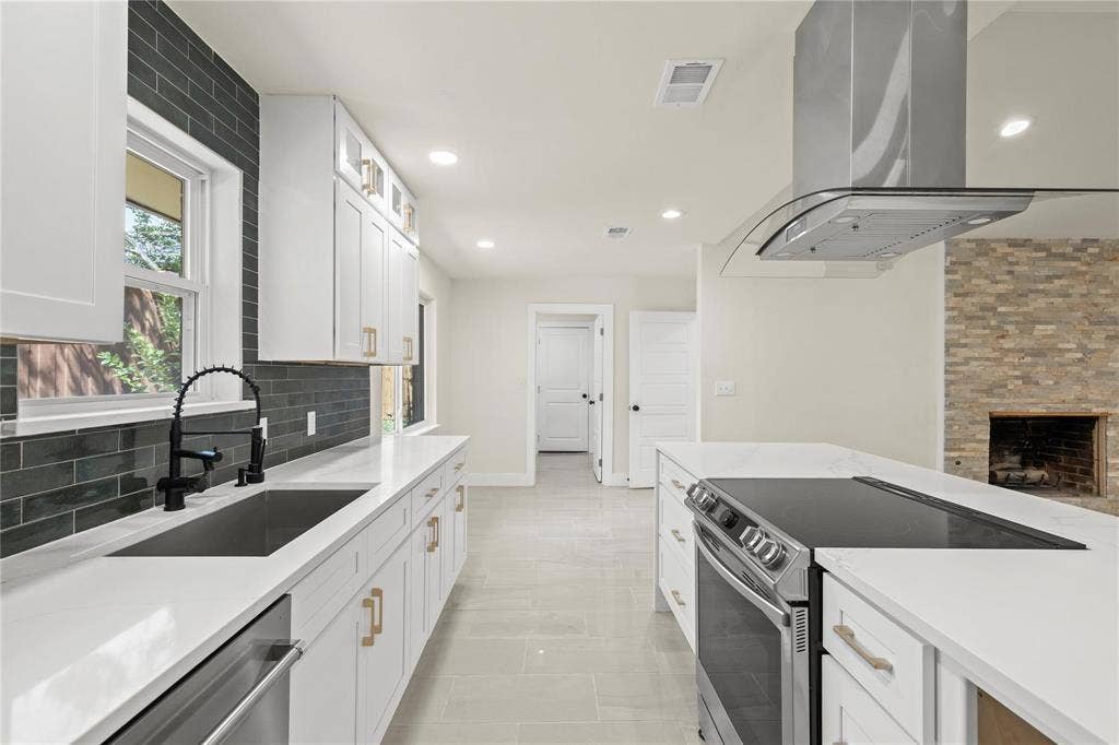 2705 Chadwick Drive, Plano, TX 75075 2705 Chadwick Drive, Plano, TX 75075